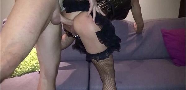 German Fetisch - DEUTSCHE LATEX TEENY tief in den Hals und Arsch gefickt